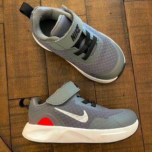 Toddler Nike shoes. Size 7